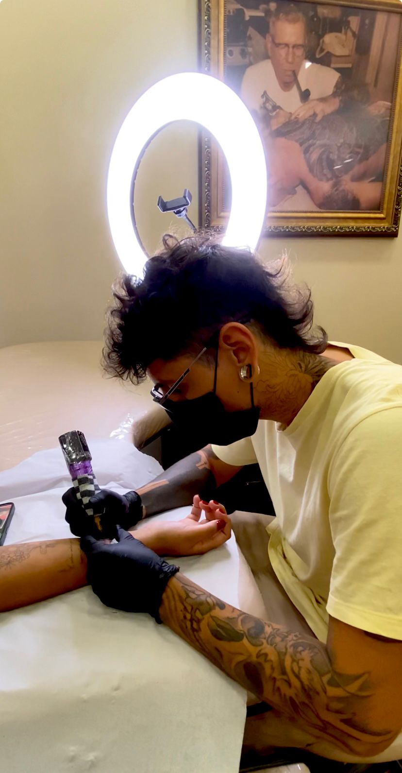 Fabricio tatuando em sessão no estúdio